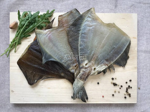 Щупальца кальмара гигантского х/к: Камбала камчатская вяленая без икры