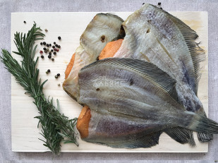 Щупальца кальмара гигантского х/к: Камбала камчатская вяленая с икрой