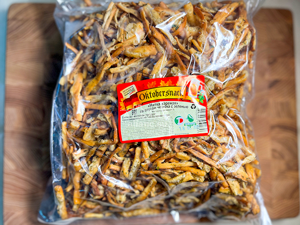 Нитка ЖАРЕНАЯ "Чеснок с зеленью" Oktobersnack 1 кг (сырный продукт) в Бутово